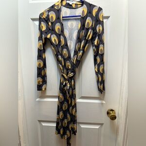 Boden Gray and Mustard Graphic Circle Wrap Top